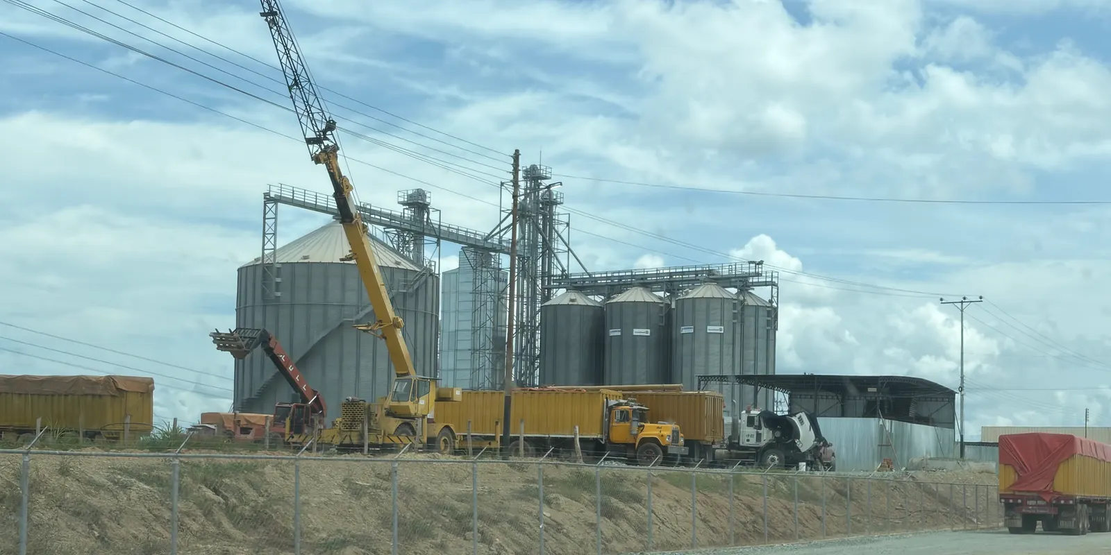 Grain silos, trucks, and agricultural infrastructure along the route through Guárico.